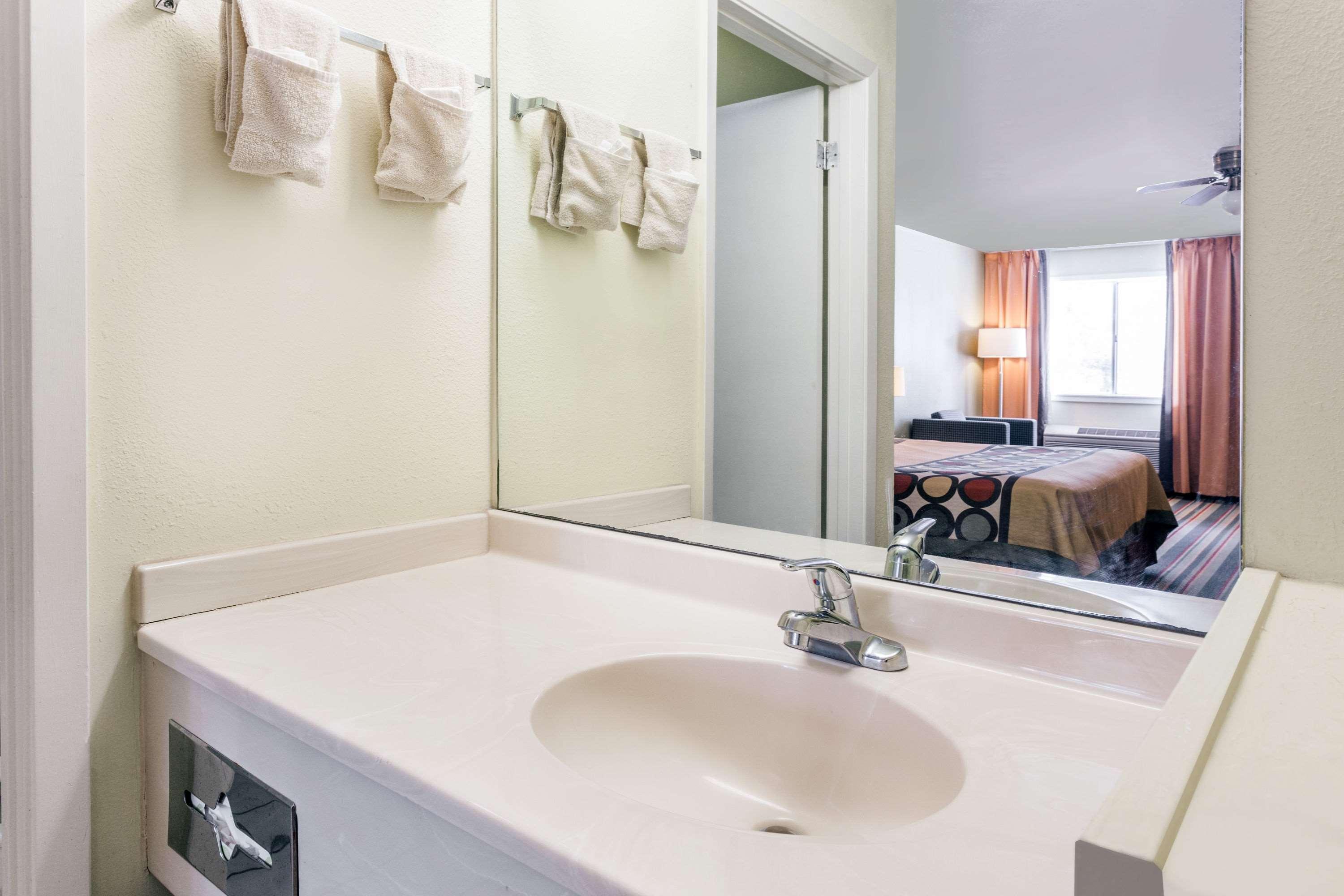 Hotel Super 8 By Wyndham Brookhaven