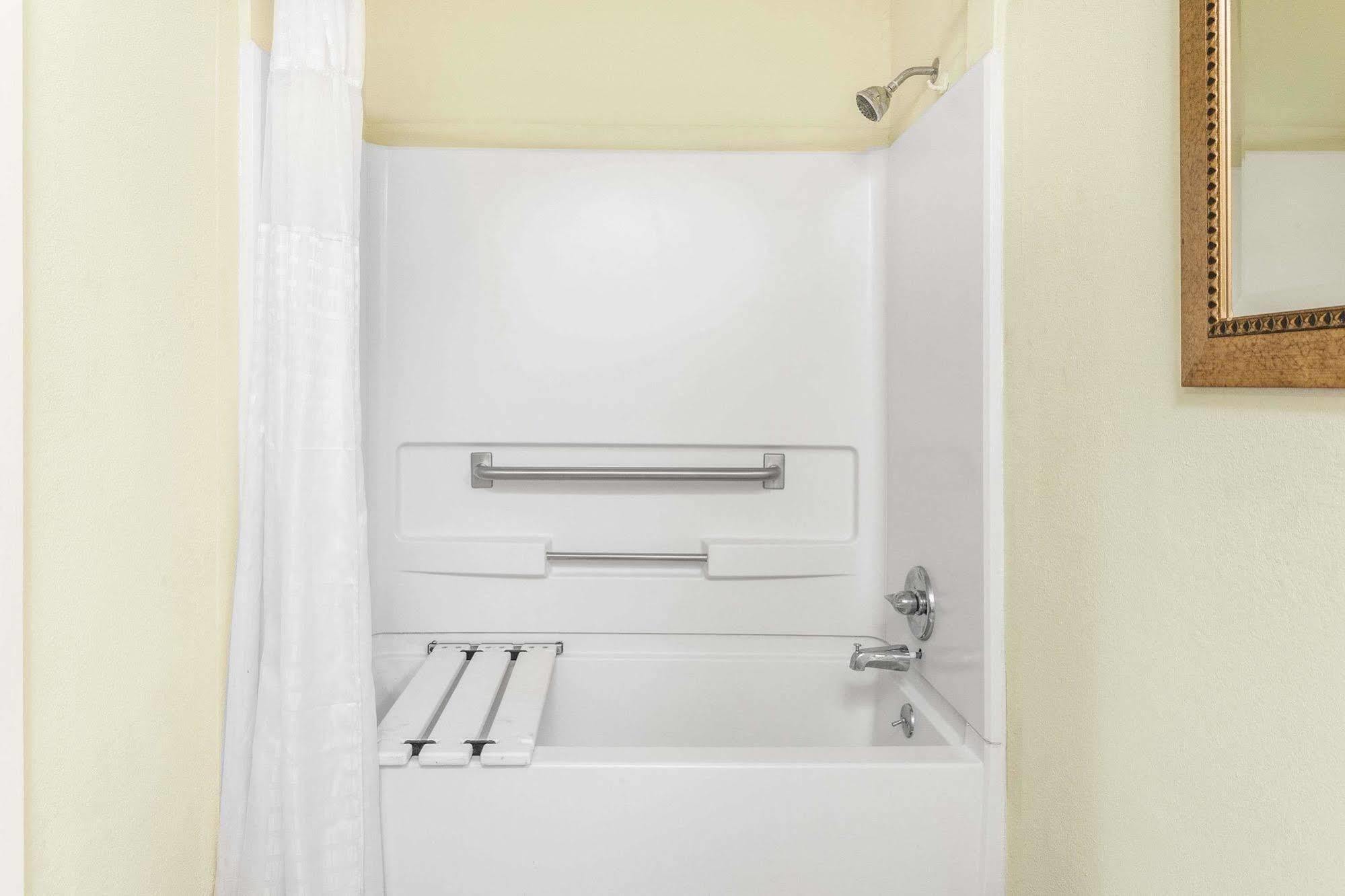 Super 8 By Wyndham Hotel 2*